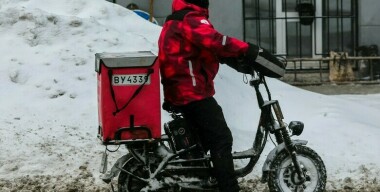 Курьер прокатил ребенка на электровелосипеде по оживленной трассе в Новой Москве