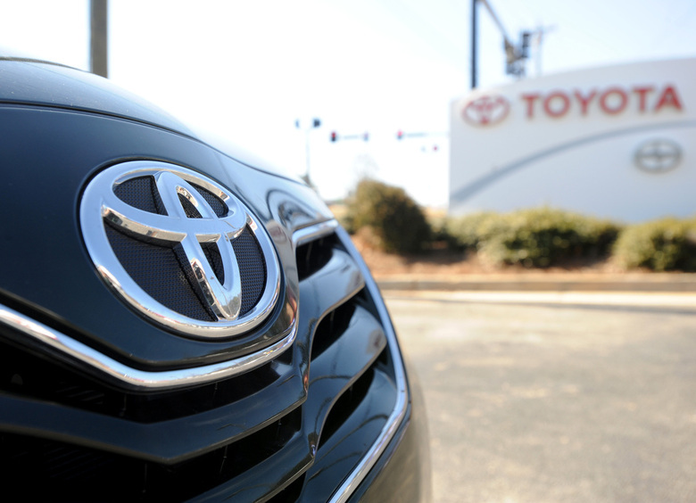 Изображение Автосалон продал подростку Toyota Camry с юридическими ограничениями