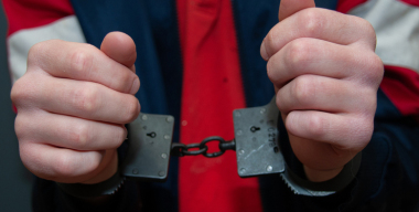 Двое подростков по указке мошенников попытались поджечь машины полиции в Москве