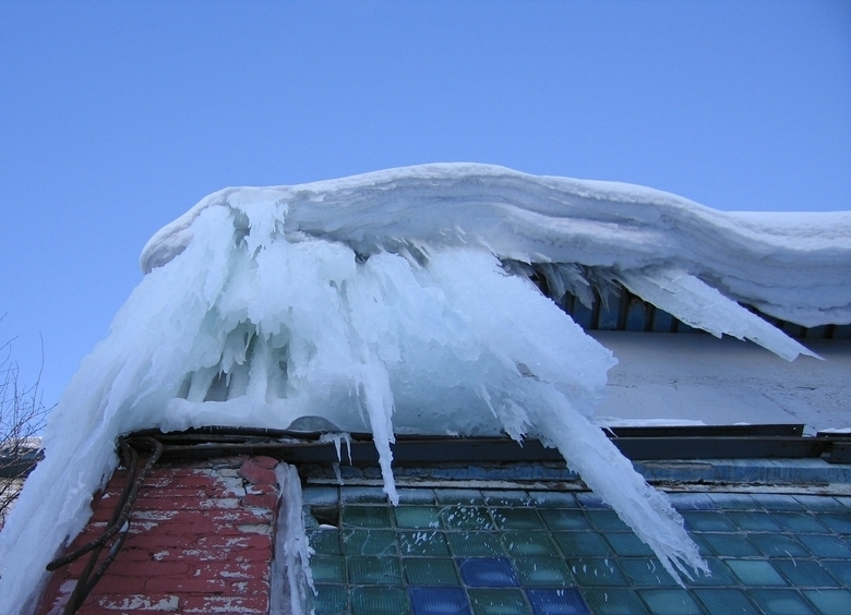 Изображение Снежная глыба рухнула на девушку и ее автомобиль в центре Твери