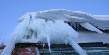 Снежная глыба рухнула на девушку и ее автомобиль в центре Твери