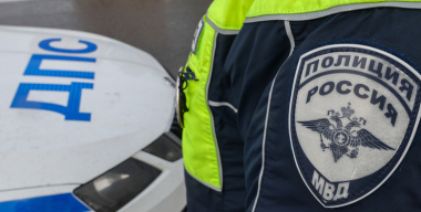 У девушки закончилось топливо, и инспекторы ГАИ дотолкали ее авто до АЗС