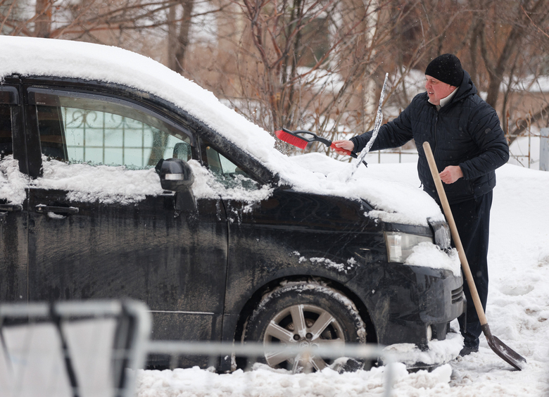 Снегопад века: какую лопату лучше всего купить в машину