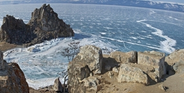 УАЗ с китайскими туристами провалился на льду Байкала: погибло семь человек