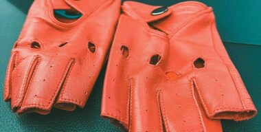 Драйв в деталях: какие перчатки для вождения авто носят мужчины с хорошим вкусом