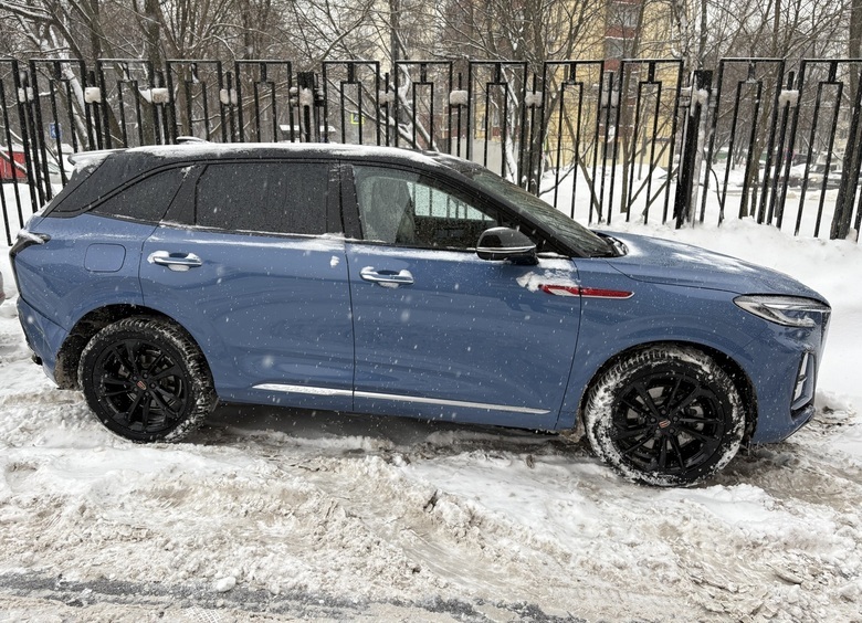 Изображение Красное знамя на белом снегу: зимний тест-драйв Hongqi HS3