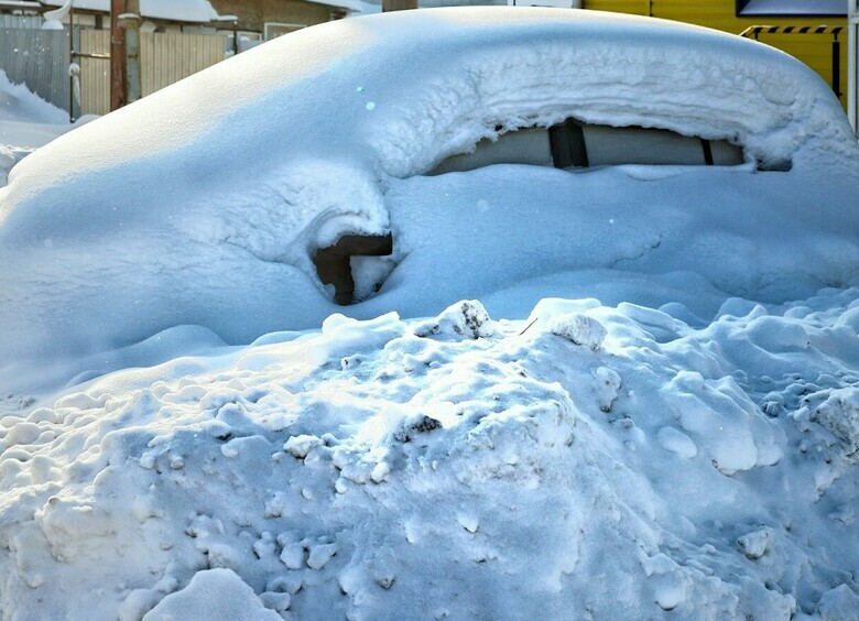 Изображение Соседи закидали снегом автомобиль, который слишком долго стоял на парковке