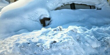 Соседи закидали снегом автомобиль, который слишком долго стоял на парковке