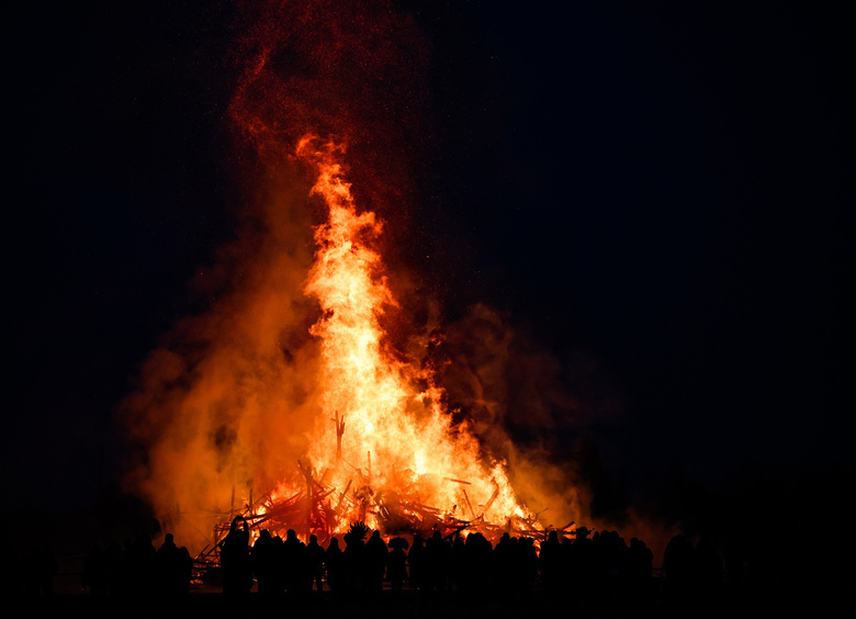 Изображение На праздновании Масленицы сожгли «Гелендваген» из идейных соображений