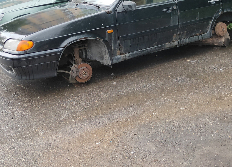 Юный рецидивист оставил автомобиль соседки без колес прямо под ее окнами