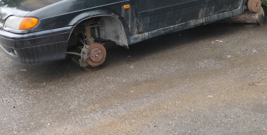 Юный рецидивист оставил автомобиль соседки без колес прямо под ее окнами