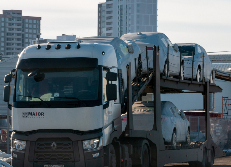 Поставки новых легковых автомобилей в Россию рухнули на 57%