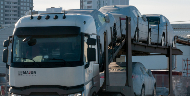 Поставки новых легковых автомобилей в Россию рухнули на 57%