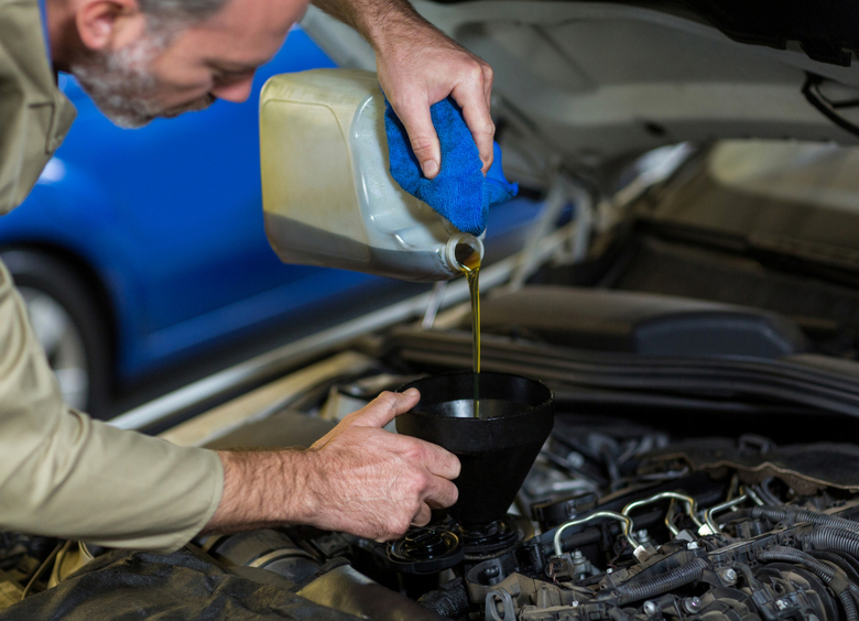Эксперт Чальцев объяснил, в каких ситуациях смешивать моторные масла можно