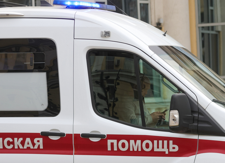 Изображение Мужчина выпрыгнул на ходу из кареты скорой помощи и погиб