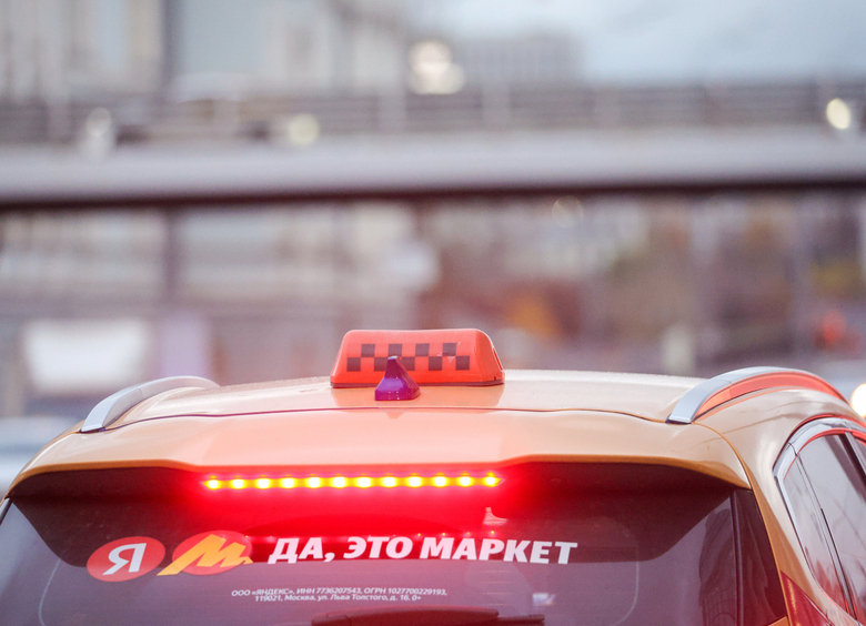 Изображение Девушка пожалела уставшего таксиста и во время поездки села за руль его авто