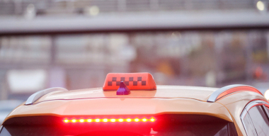 Девушка пожалела уставшего таксиста и во время поездки села за руль его авто