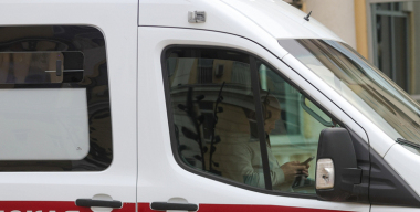 Мужчина выпрыгнул на ходу из кареты скорой помощи и погиб