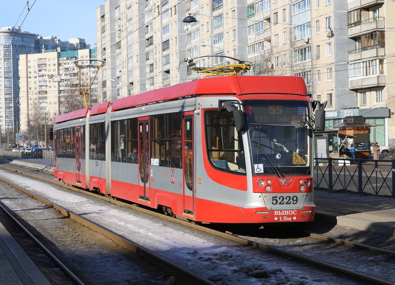Изображение Подростки забрались на крышу трамвая во время снегопада в Санкт-Петербурге