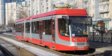 Подростки забрались на крышу трамвая во время снегопада в Санкт-Петербурге