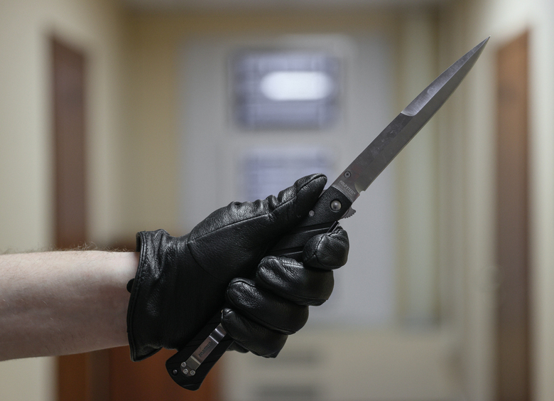 Изображение В Липецке неадекват угрожал ножом соседке и порезал два колеса ее автомобиля