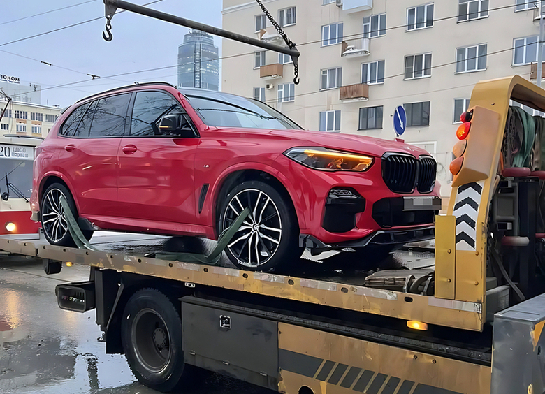 BMW X5 увезли на эвакуаторе за долги владельца