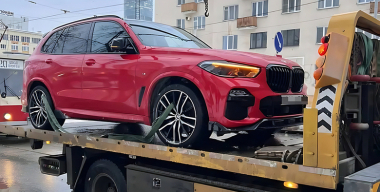 BMW X5 увезли на эвакуаторе за долги владельца