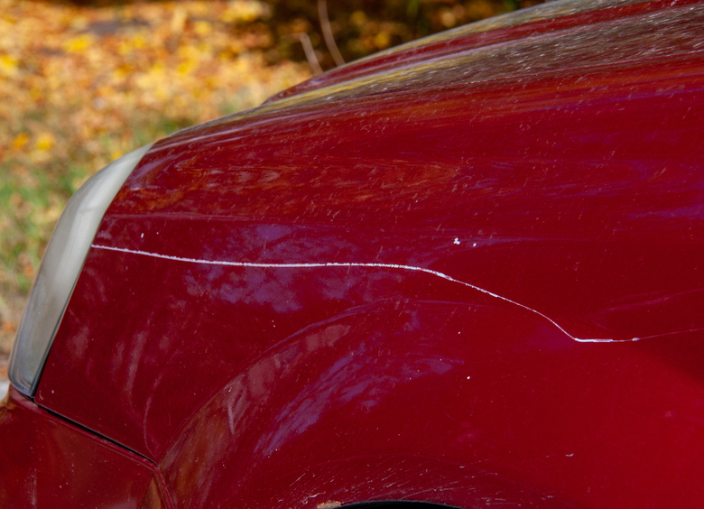 Красить или колдовать: что делать с длинной царапиной на кузове