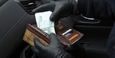 Трое рецидивистов похитили у водителя портфель с 10 млн рублей в Подмосковье