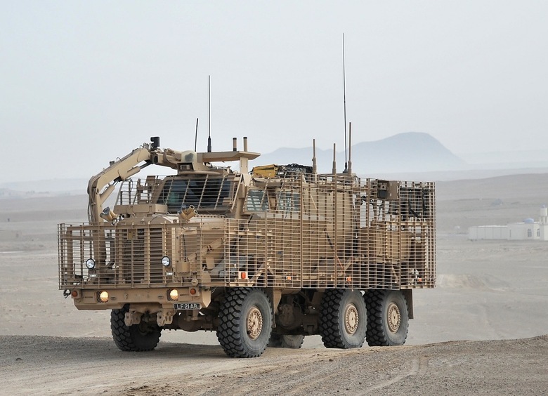 От канадских бандеровцев — украинским: к ВСУ едут заокеанские инженерные броневики