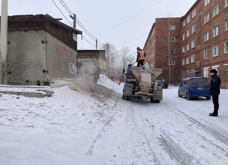 Изображение Семилетняя девочка скатилась с горки прямо под колеса авто
