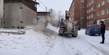 Семилетняя девочка скатилась с горки прямо под колеса авто