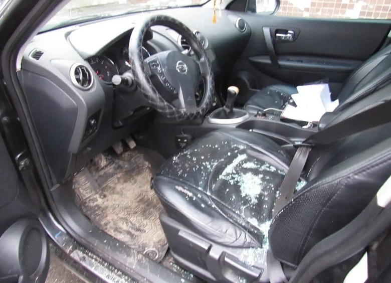 Изображение Пьяный гражданин от скуки кидался тротуарной плиткой в чужие машины