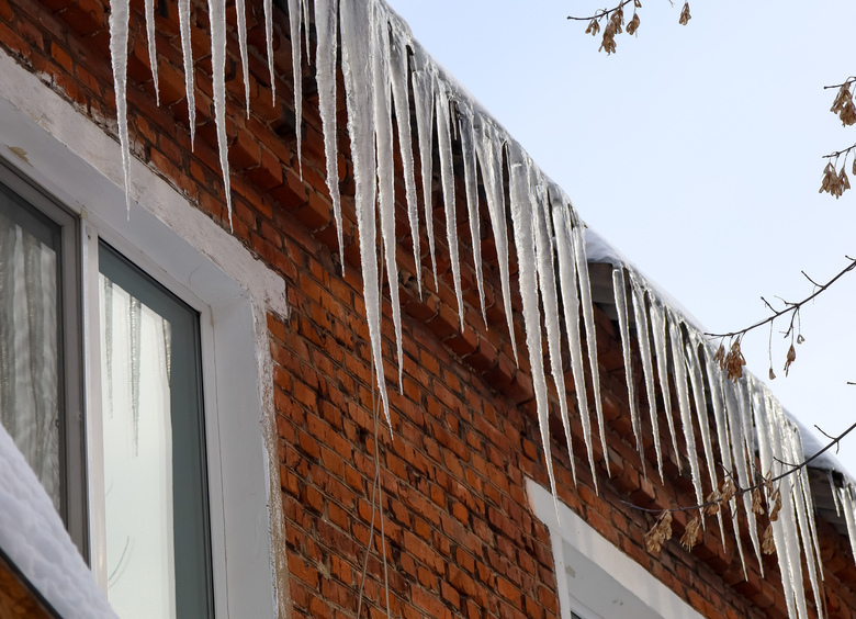 Изображение Снежная глыба рухнула на автомобиль с ребенком в поселке под Ярославлем