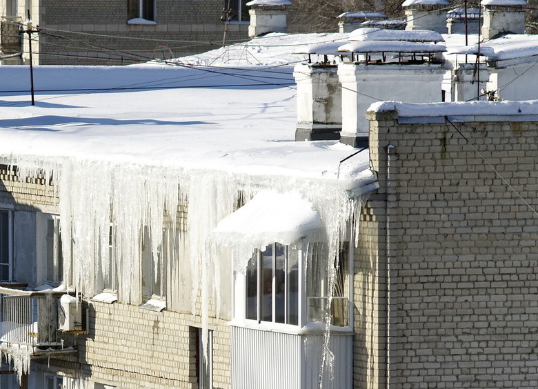 Изображение Смерть владельца помешала эвакуации его авто перед сбросом снега с крыши