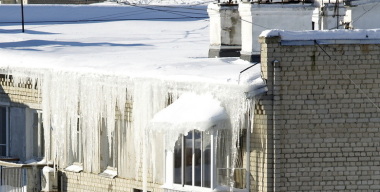Смерть владельца помешала эвакуации его авто перед сбросом снега с крыши