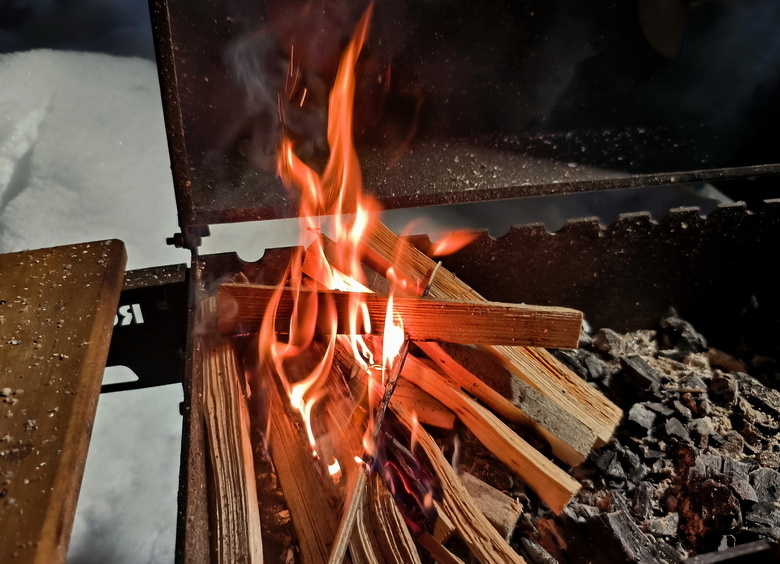 Изображение Разведи огонь: как правильно разжигать костер, мангал, камин