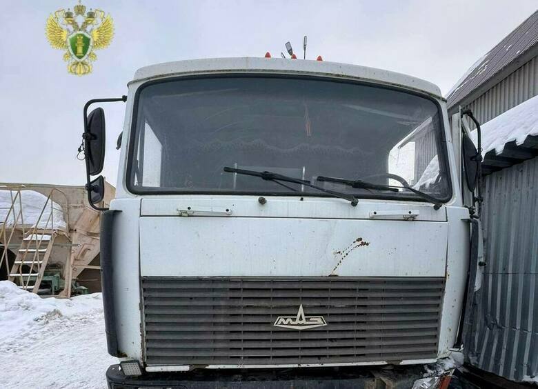 Изображение Грузовик раздавил рабочего во время замены колеса в Альметьевске