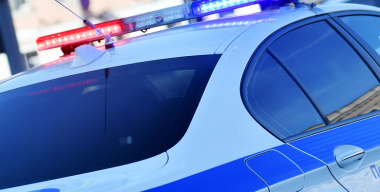 Отец и сын без повода переехали машиной и избили своего знакомого в Якутске