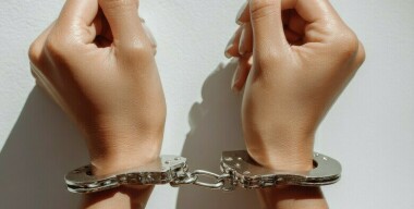 Полицейские на ходу запрыгнули в авто наркокурьера в Иркутской области