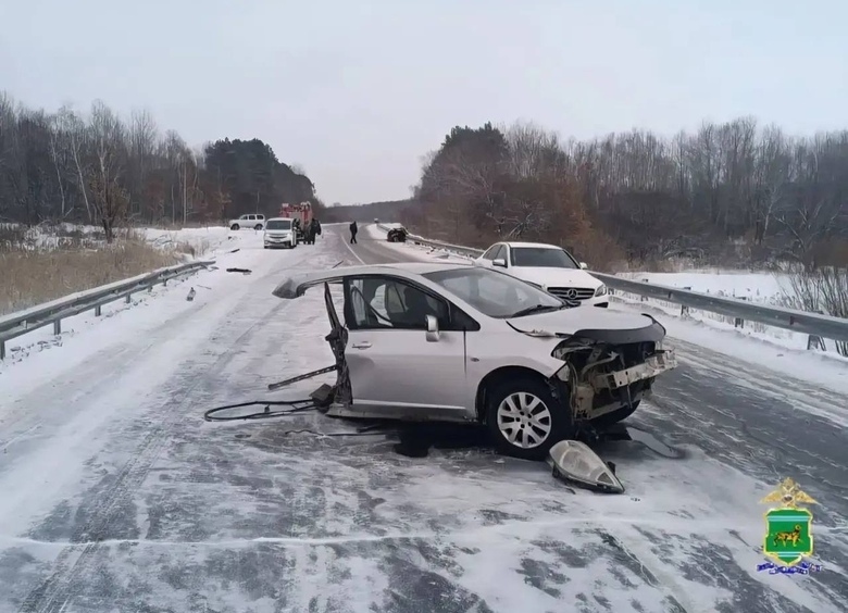 Изображение В лобовом столкновении в ЕАО машину разорвало на части, один человек погиб