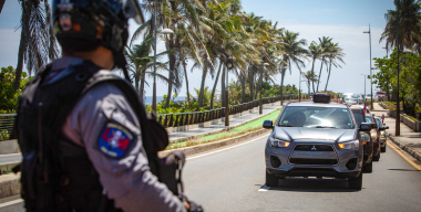 Вооруженный мужчина открыл дверь скорой помощи и застрелил раненого пациента