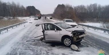 В лобовом столкновении в ЕАО машину разорвало на части, один человек погиб