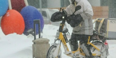Курьер на электровелосипеде сбил 4-летнего малыша на тротуаре в Санкт-Петербурге