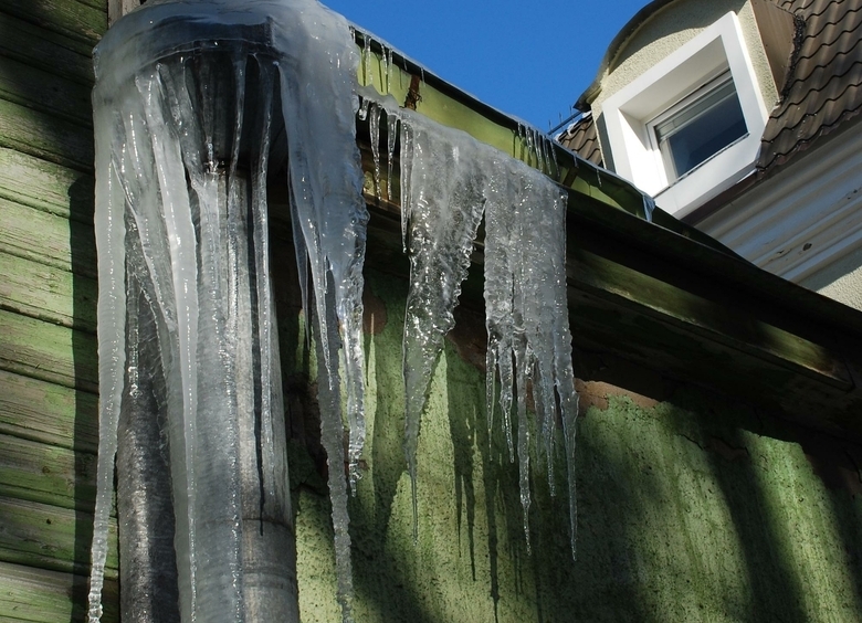 Изображение Автомобиль москвича раздавило заледеневшим водостоком