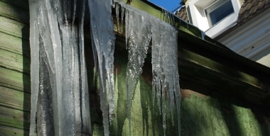 Автомобиль москвича раздавило заледеневшим водостоком