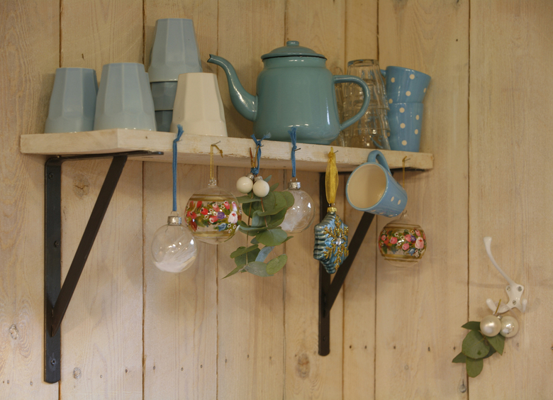 Изображение Как повесить полку за 20 минут и не убить себя дрелью