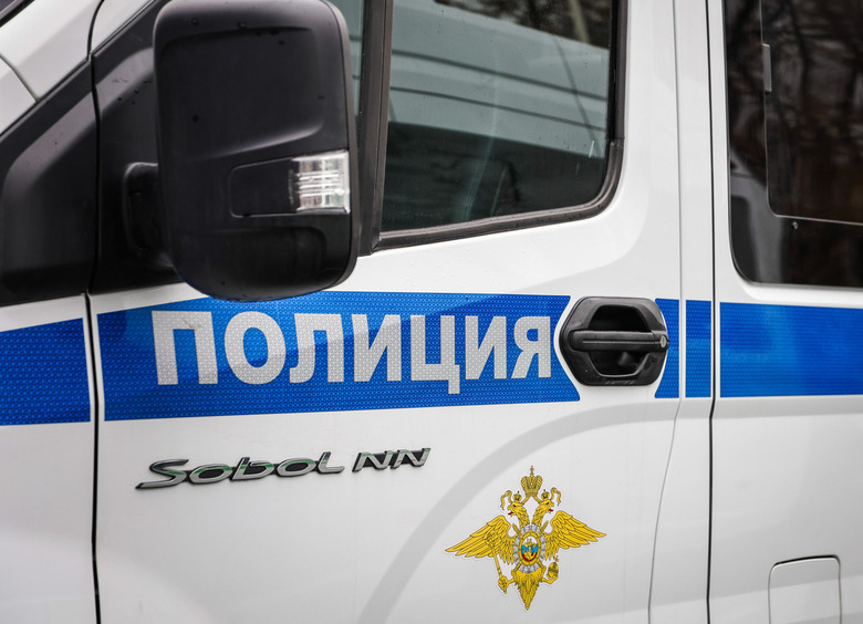 Изображение Мужчина набросился с кулаками на машину в Липецкой области