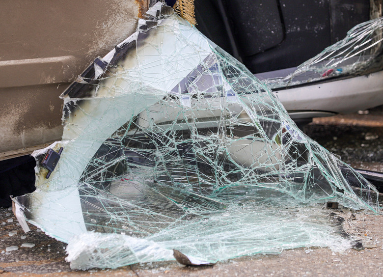 Изображение В Сочи спасатели вытащили двоих пострадавших из перевернувшегося автомобиля