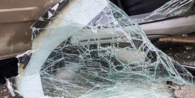 В Сочи спасатели вытащили двоих пострадавших из перевернувшегося автомобиля